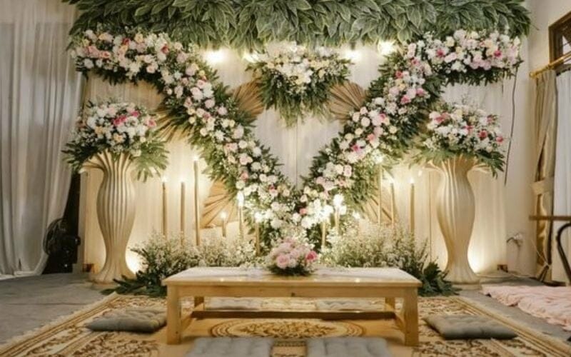 Akad Nikah dengan Bunga Pink dan Putih