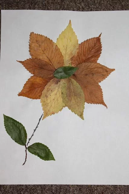 Gambar Mozaik Bunga dari Daun